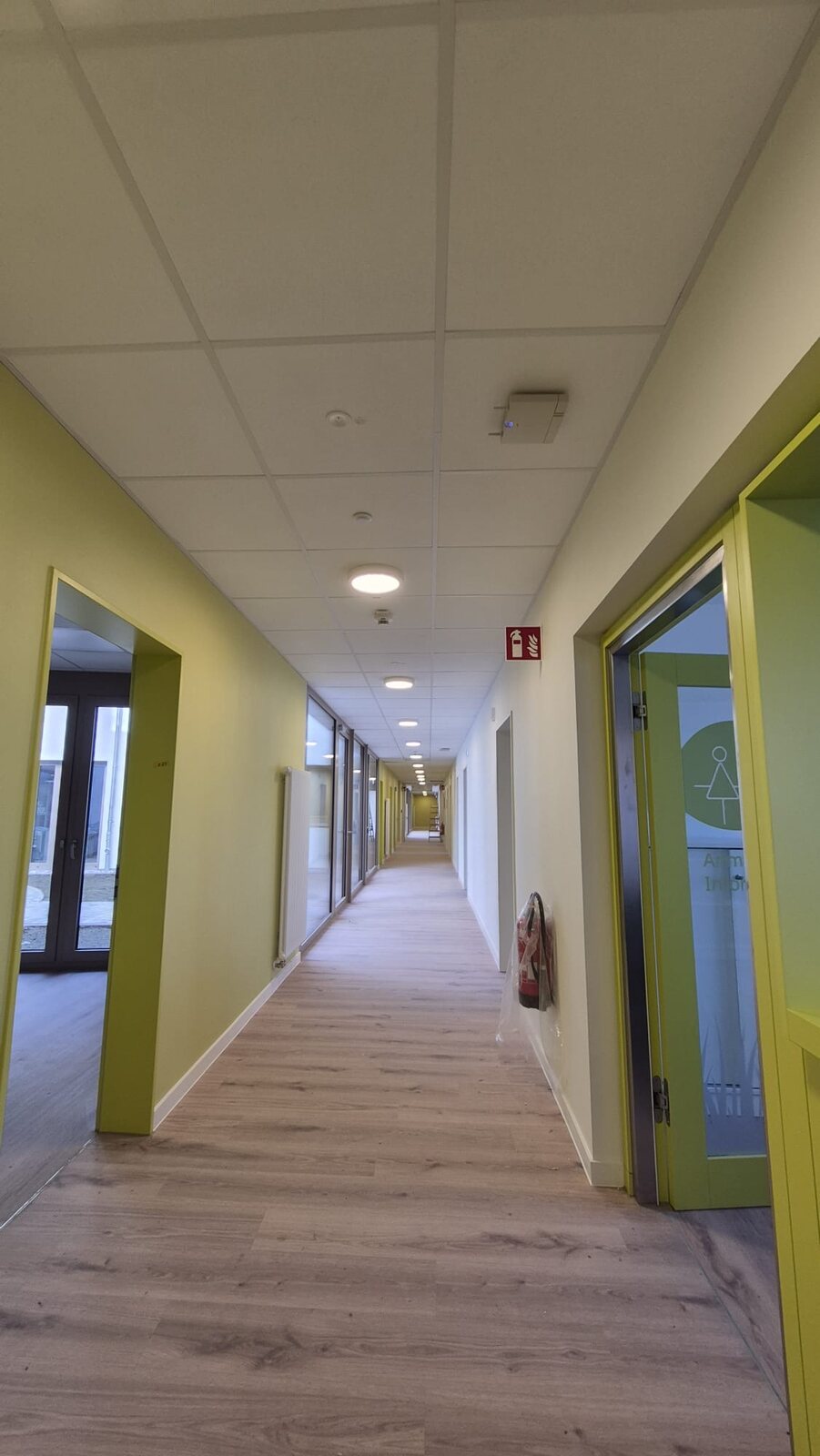 Flur mit farbigen Akzentwänden